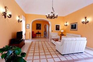 TV connectée, lecteur de DVD, livres, médiathèque