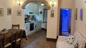 Ein gemütliches Interieur mit Essbereich, Küche und Wohnbereich.