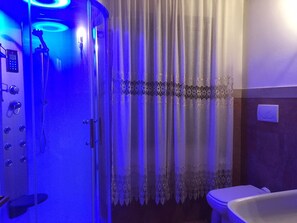 Dusche, Whirlpool, Haartrockner, Bidet