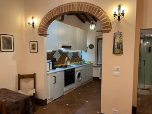 Jääkaappi, mikroaaltouuni, uuni, liesi