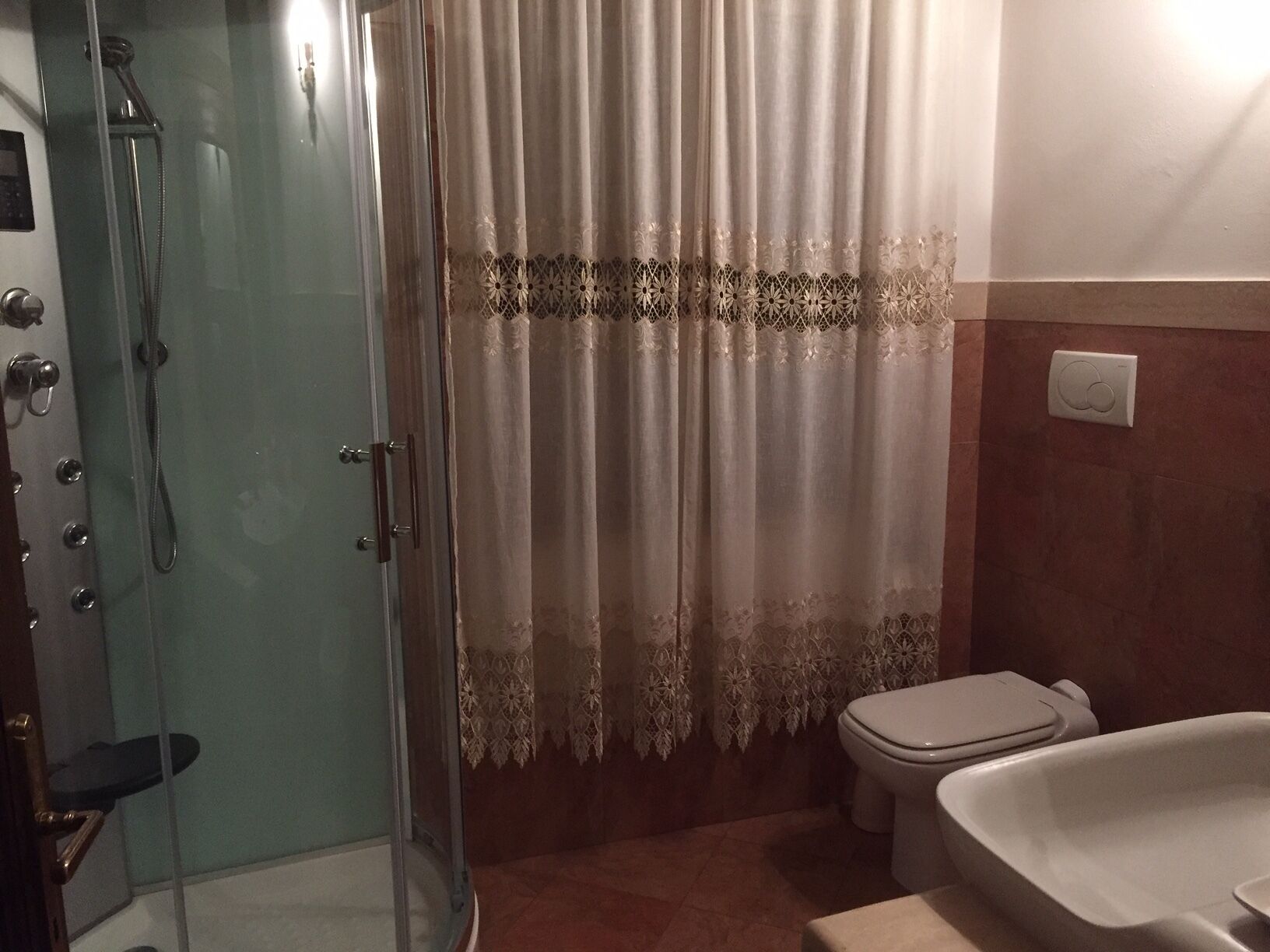 Une salle de bain avec une douche à parois de verre, des toilettes et une baignoire.