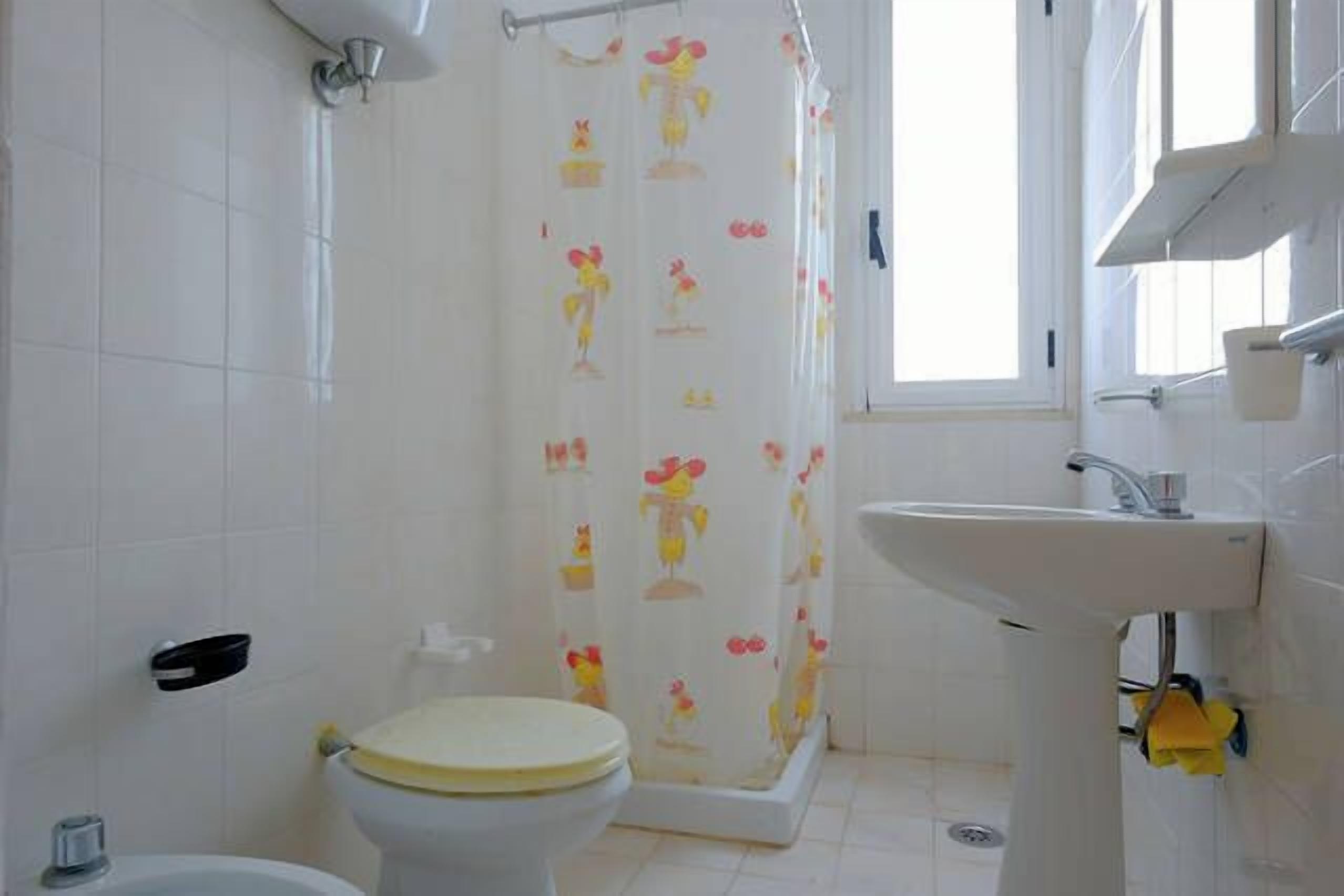 Shower, bidet, towels, toilet paper