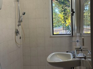 Shower, bidet, towels, toilet paper