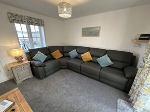 Una Smart TV, una mesa de tenis de mesa