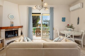 TV, DVD player, books - Cote Jardin Beachfront Villa (Corfu)