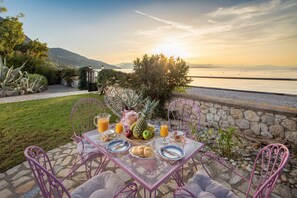 Outdoor dining - Cote Jardin Beachfront Villa (Corfu)
