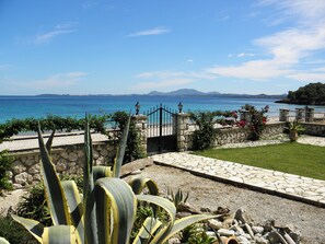 Property grounds - Cote Jardin Beachfront Villa (Corfu)