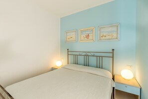 2 bedrooms, iron/ironing board, bed sheets, wheelchair access - House with garden and sea view (Cannigione)