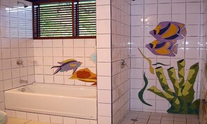 Duschwanne, Haartrockner, Handtücher, Seife