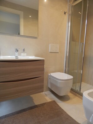 Douche, sèche-cheveux, bidet, serviettes fournies