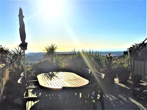 Outdoor dining - Memorable sunsets from the terraces of the house in the village of Cuglieri (Cuglieri)