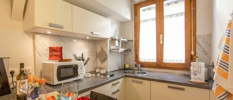 Fridge, microwave, stovetop, coffee/tea maker