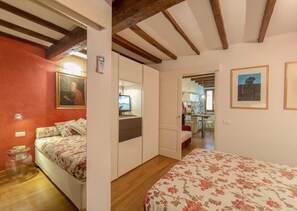 1 bedroom, iron/ironing board, free WiFi, bed sheets - Your quiet and romantic apartment  In the magic of the historic center. (Firenze)