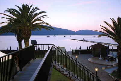 Villa Flavia, directamente en el mar, con una terraza encantadora, para 6 personas.