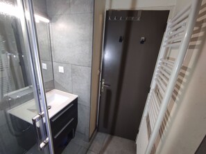 Ensemble douche/baignoire, papier toilette