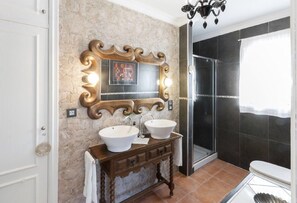 Een douche, een haardroger, een bidet, handdoeken