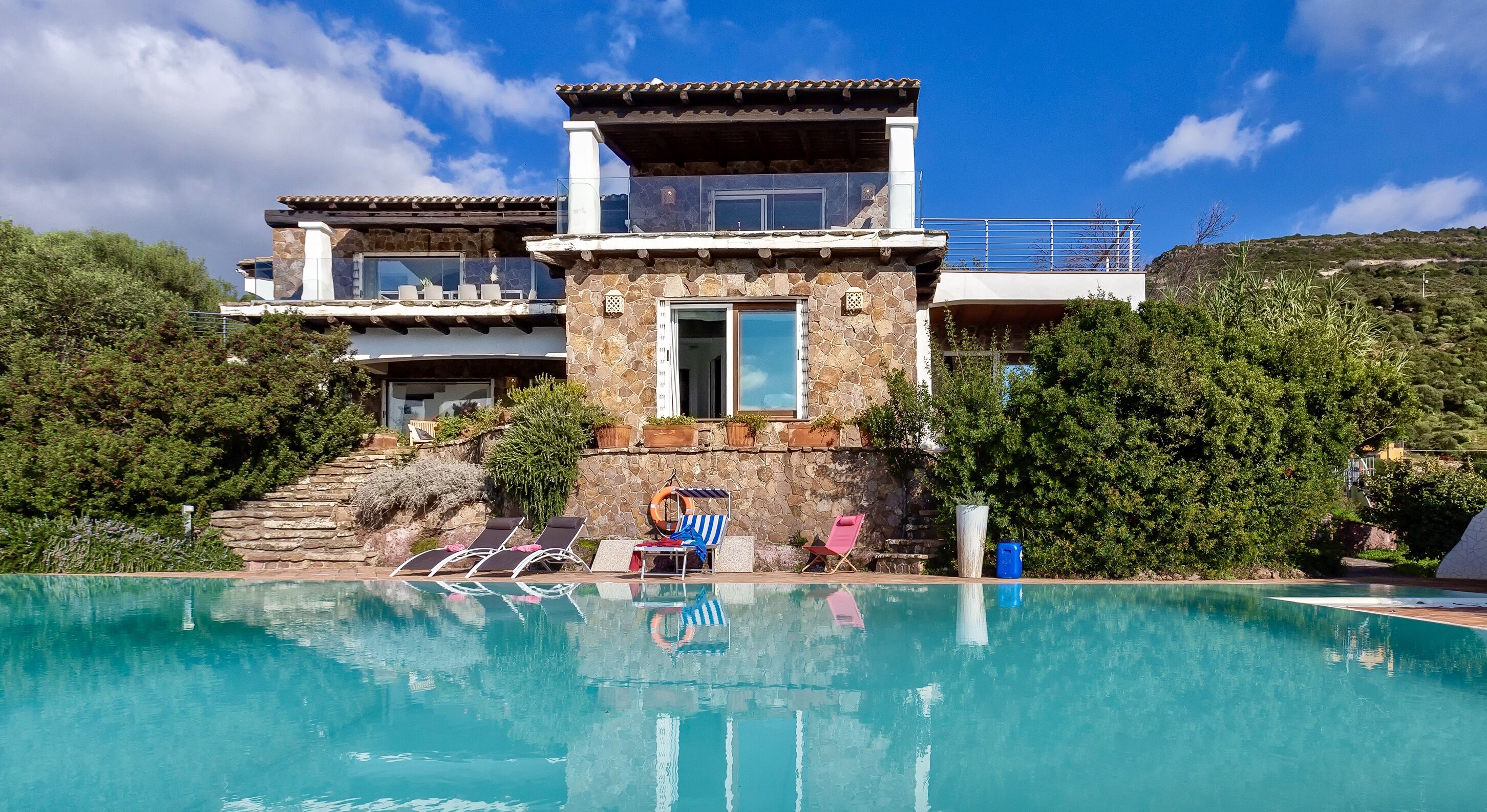 Piscine extérieure, piscine à débordement