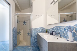 Dusj, hårføner, bidé og håndklær