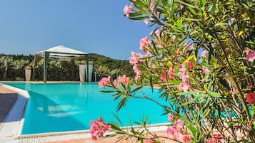 Outdoor pool, an infinity pool