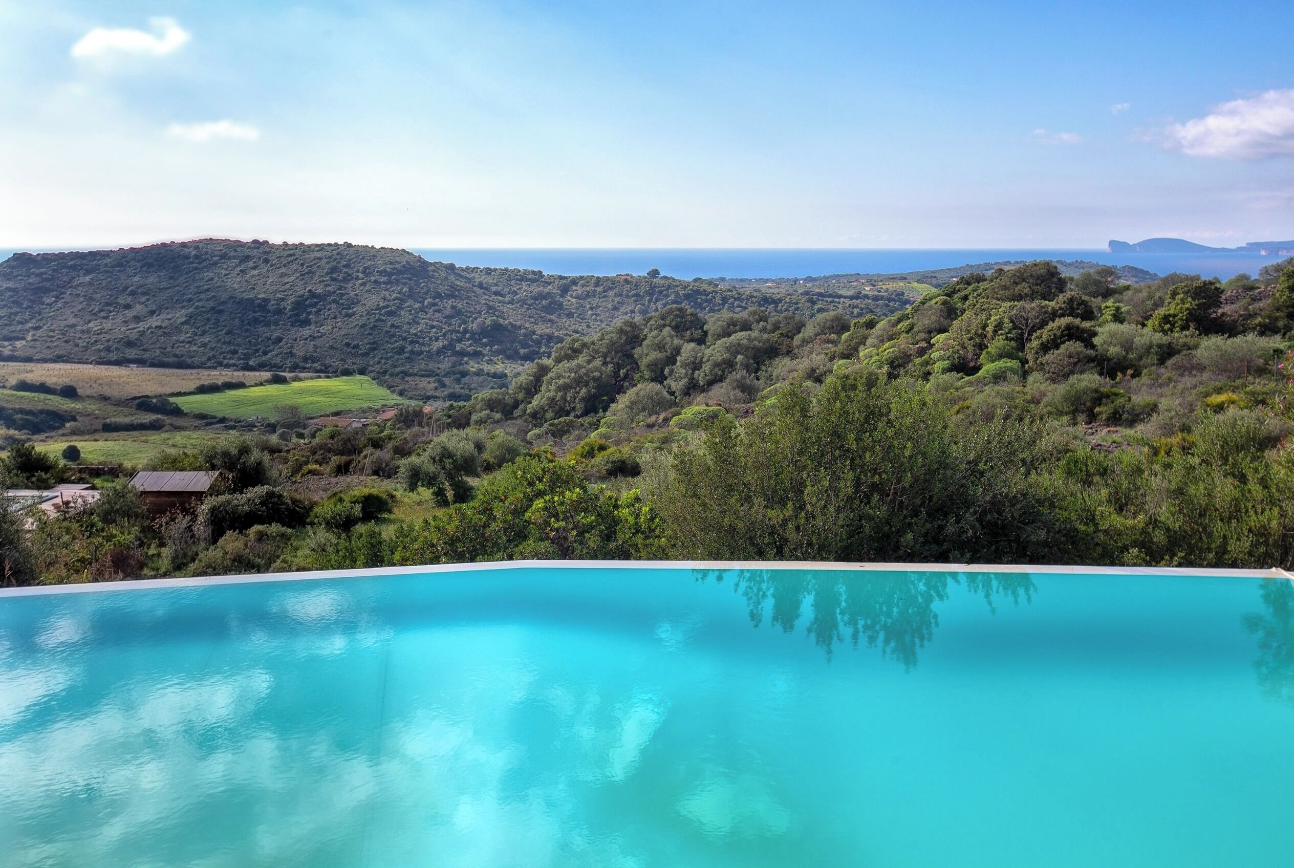 Piscina all'aperto, una piscina a sfioro