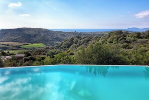 Utendørsbasseng og et evighetsbasseng