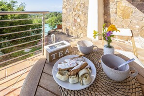 Property grounds - ClickSardegnaSeafront villa, 5 bedrooms, 6 bathrooms, infinity pool, WiFi (Alghero)