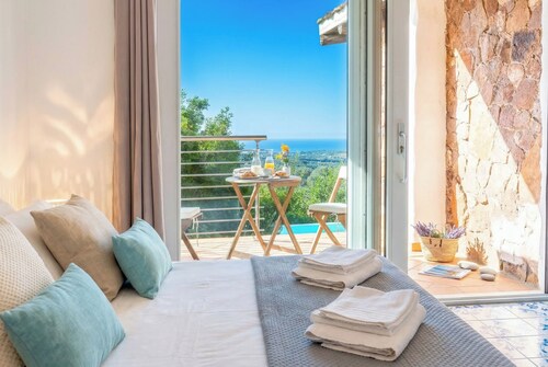 ClickSardegnaSeafront villa, 5 bedrooms, 6 bathrooms, infinity pool, WiFi