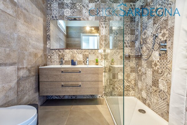 Dusj, hårføner, bidé og håndklær