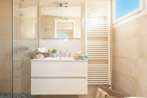 Regadera, secadora de cabello, bidet, toallas