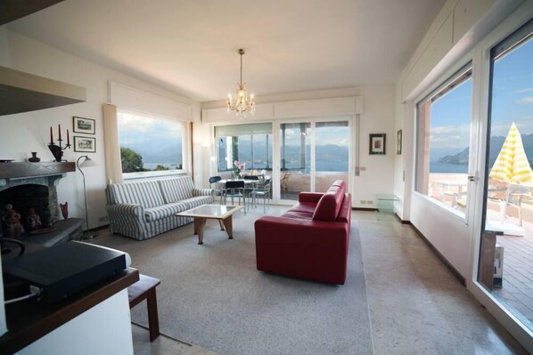 LED TV, fireplace, DVD player, books - Detached villa with wonderful views of Lake Maggiore (Stresa)