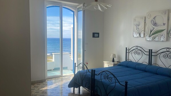 2 bedrooms, in-room safe, desk, iron/ironing board