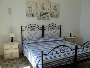 2 bedrooms, in-room safe, desk, iron/ironing board