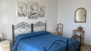 2 bedrooms, in-room safe, desk, iron/ironing board