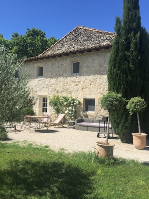 Outdoor dining - Charming house in the heart of the vineyards (Tarascon)