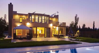 Villa de luxe Lindos Desiny Trapezia avec immense piscine privée, vue sur la mer et salle de sport!