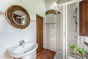 Ducha, secador de pelo, bidet, toallas