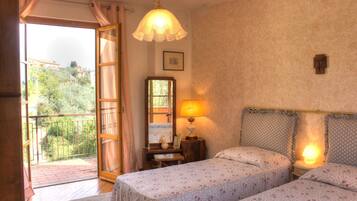 3 makuuhuonetta, silitysrauta/-lauta, ilmainen Wi-Fi, vuodevaatteet