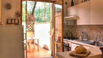 KylskÄp, mikrovÄgsugn, ugn och spishÀll