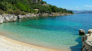 Playa en los alrededores, camastros y toallas de playa