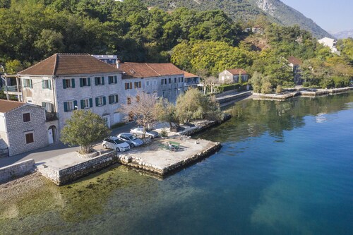 Front de mer, appartement en pierre avec vue sur la montagne.