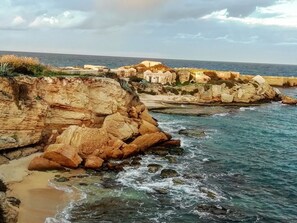 Plage à proximité, chaise longue, serviettes de plage