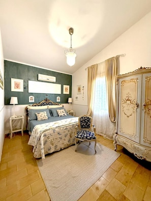 2 chambres, fer et planche à repasser, lit de bébé portatif