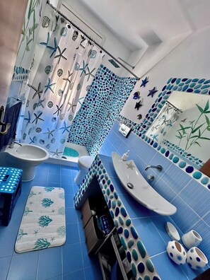 Douche, séchoir à cheveux, bidet, serviettes fournies