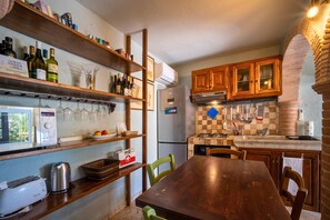 Refrigerador, microondas, horno, placa de cocina