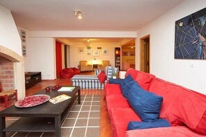Smart TV, fireplace, DVD player, ping pong