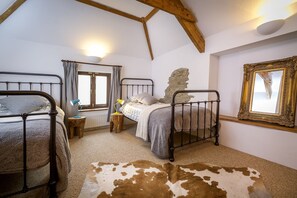 3 chambres, fer et planche à repasser, lit de bébé portatif