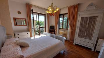 4 bedrooms, in-room safe, iron/ironing board, WiFi