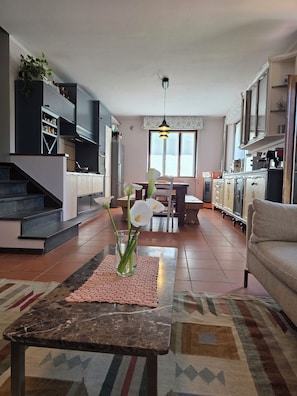 Smart TV, DVD player, books, stereo