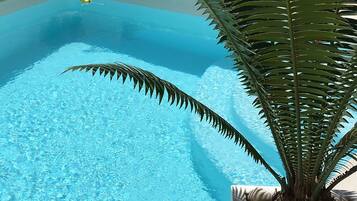 Een buitenzwembad, een verwarmd zwembad