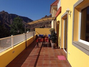 Outdoor dining - Modern Villa With Stunning Mountain Views (Mogan)